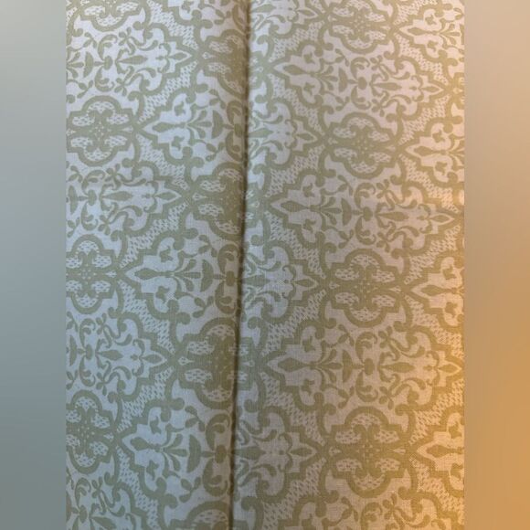 2 NEW Cream Assorted Print Fabric Fat Quarters 18” x 21” - Picture 1 of 4